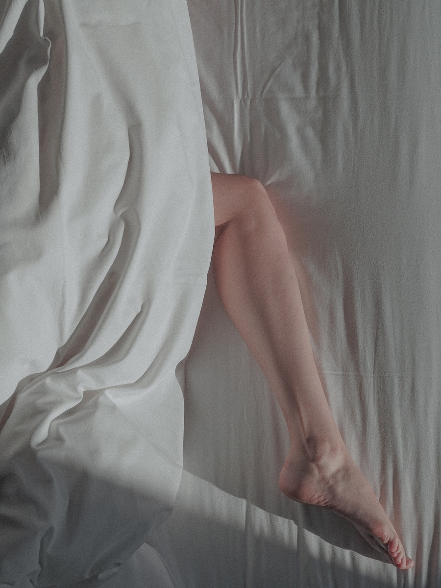 foto aesthetic keren kaki tempat tidur