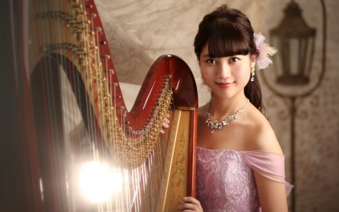 tips-membuat-foto-potrait-keren pemain harpa cantik