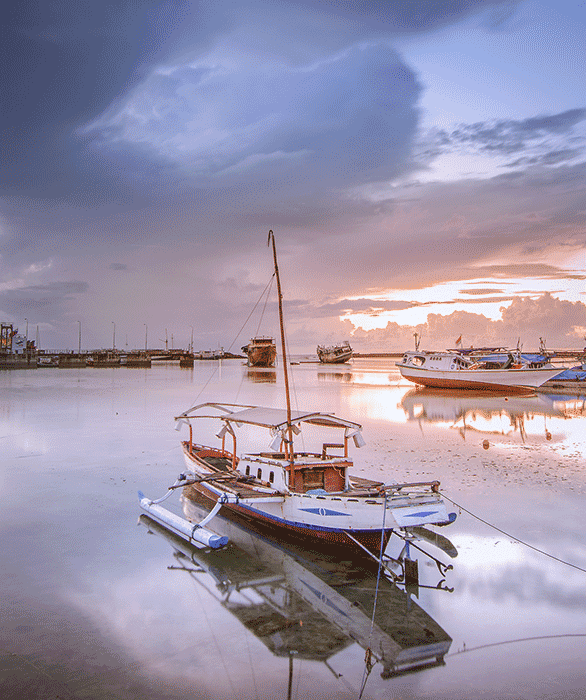 foto perahu landscape difoto menggunakan kamera standar